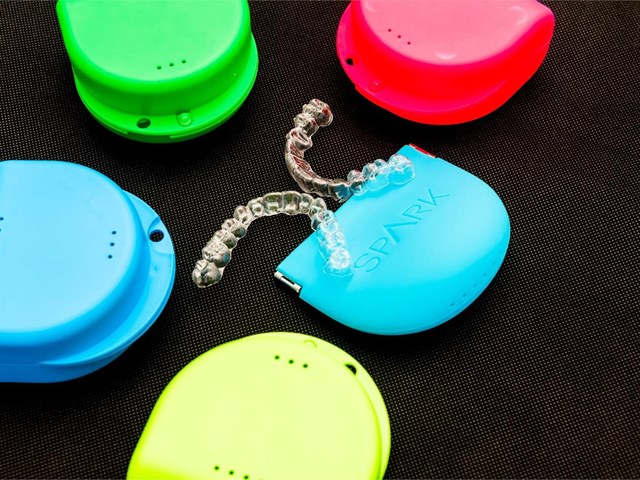 5 consejos de higiene para mantener tus alineadores invisibles impecables