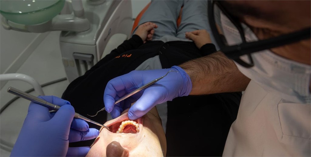 ¿Hay una edad límite para ponerse implantes dentales?